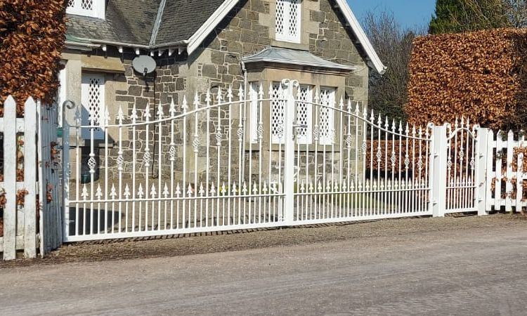 short metal driveway gates swing_compressed