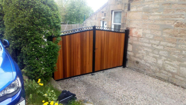 Tall Metal Framed Timber Driveway Gates with Railhead
