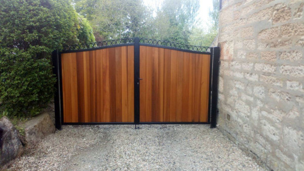 Tall Metal Framed Timber Driveway Gates with Railhead