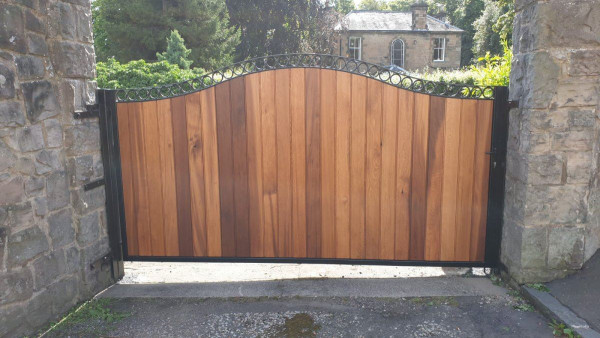 Tall Metal Framed Driveway Gates with Circle Feature