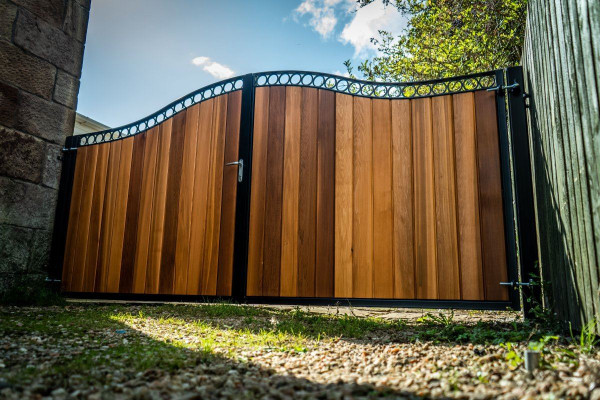 Metal Framed Timber Driveway Gates with Circle Feature