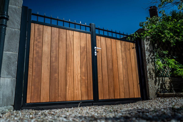 Tall Metal Framed Timber Driveway Gates With Railheads